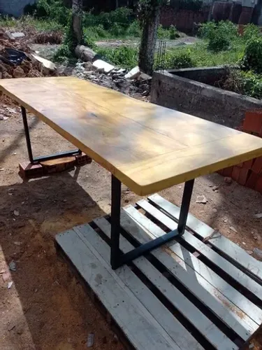 Mesas madeira maciça com os pés de Metalon 