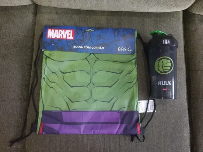 Kit do Hulk Novo com<br>Mochila saco e<br>Squeeze/Shakeira 