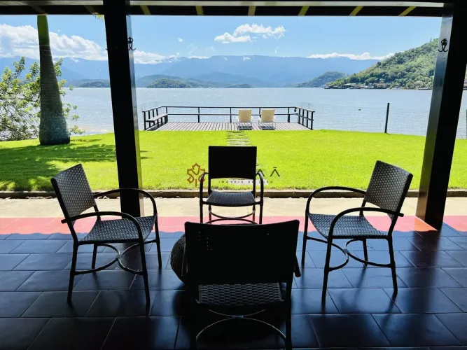 Linda casa pé na areia com grande terreno em Angra