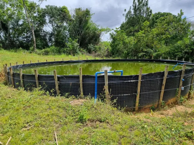 Tanque de água para irrigação ou criação de peixes 