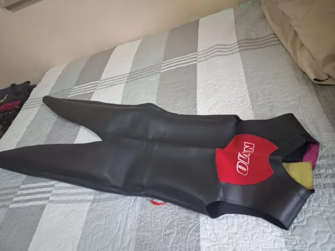 Macacão de Neoprene para Natação. 13 a 14 anos  seminovo 