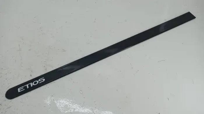 Friso Porta Motorista Toyota Etios 2012 A 17 C/ Leves Riscos