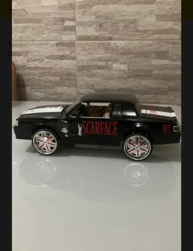 Miniatura Buick Regal Scarface 1/18