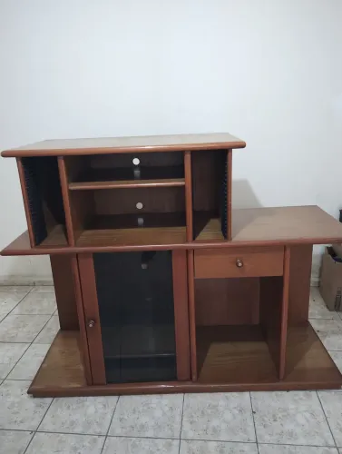 Móvel de TV em Madeira com Gaveta e Prateleiras