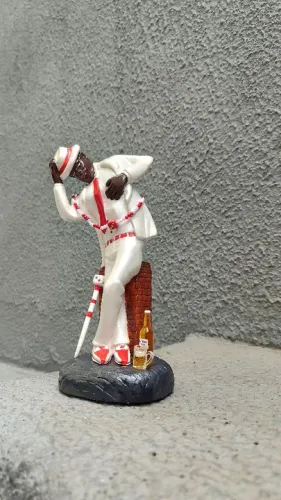 Imagem em gesso de Zé Pilintra da Umbanda