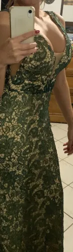 VESTIDO RENDA DE FESTA LONGO LINDISSÍMO EM RENDA VERDE ESCURO COM DETALHES DOURADOS