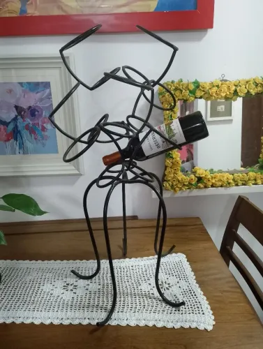 Escultura de Metal para Garrafa de Vinho.MARAVILHOSA ADEGA DE 8 GARRAFAS