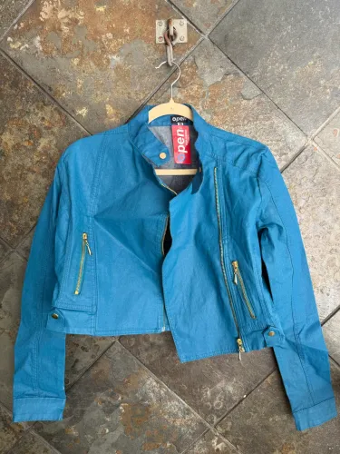 Jaqueta Feminina Open - Azul com Zíperes Dourados