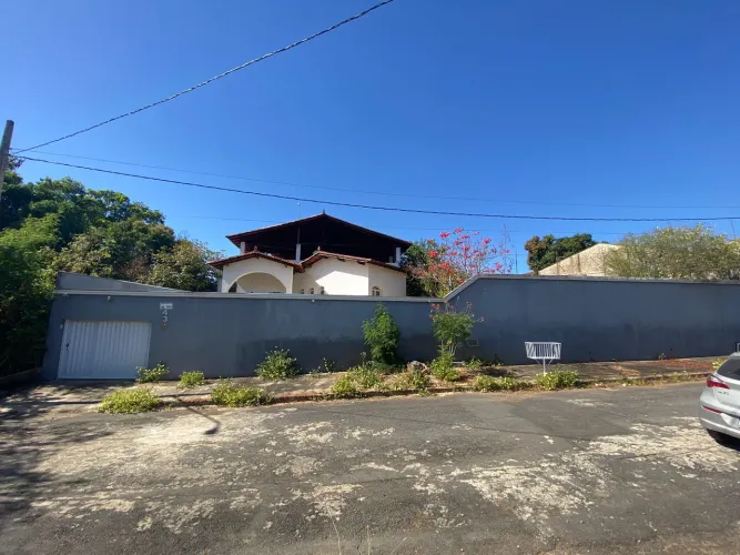 Casa no Bairro Jaraguá 1 em terreno de 1500 metros