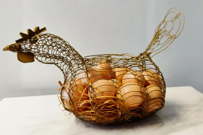 Cesta porta ovos em formato de Galinha