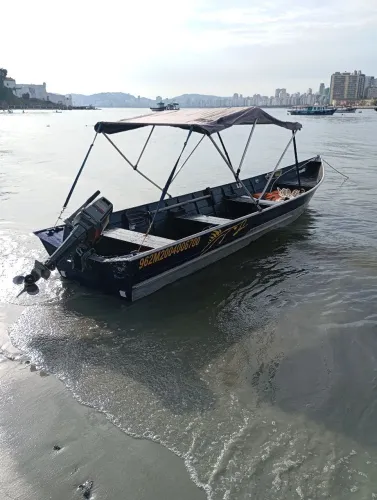 Lancha de alumínio 5,90m com motor 15hp