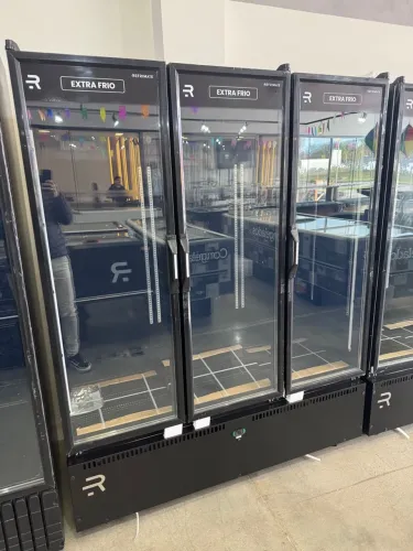Geladeira Expositora Extra Frio 3 portas com iluminação led e prateleiras com regulagem