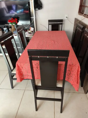 Mesa de Jantar com 6 cadeiras e aparador