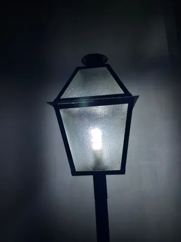 Luminária Poste Vintage em Ferro e Vidro - Iluminação Decorativa