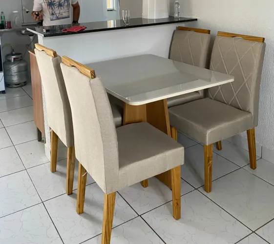 Conjunto Mesa e 4 Cadeiras Modernas