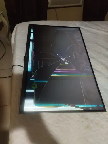 Vendo uma tv smart Philco Roku, pra tirada de peças , tem ruim