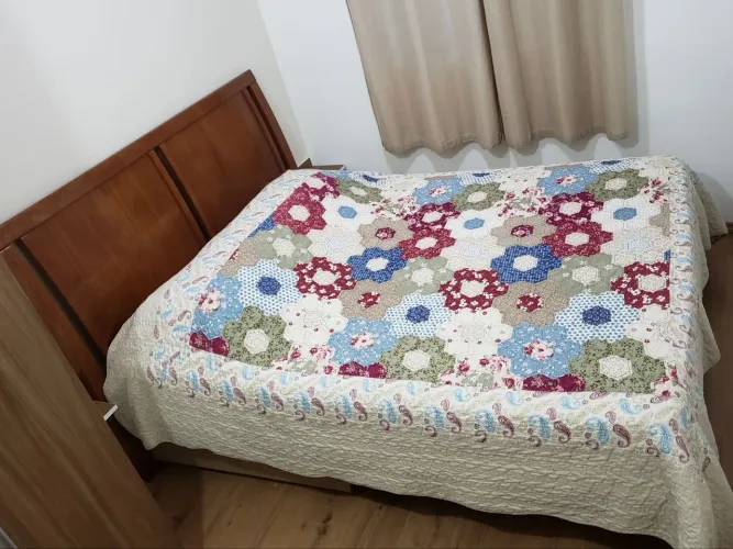Cama de Casal Queen Size em Madeira Maciça Semi Nova em Perfeito Estado <br>