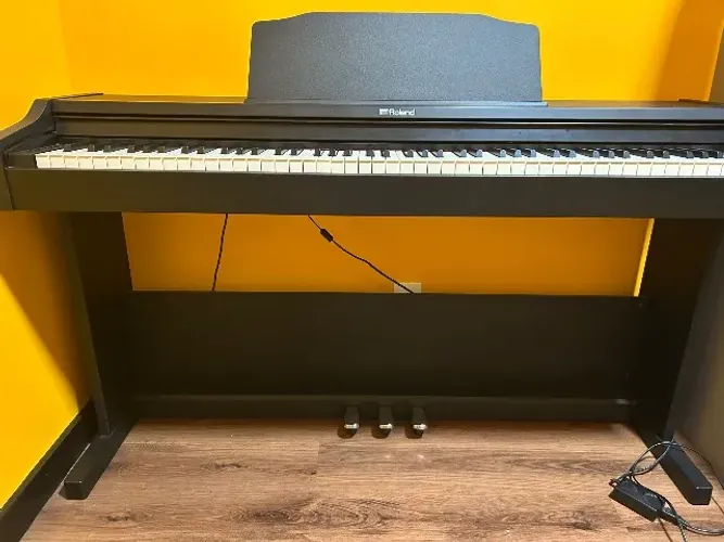 Piano Roland RP102
