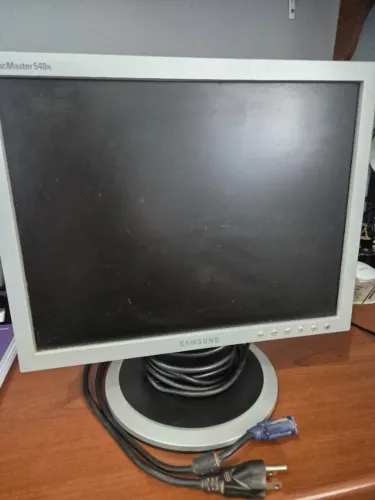 Equipamentos de Informática funcionando: monitor, teclado, mouse e webcam