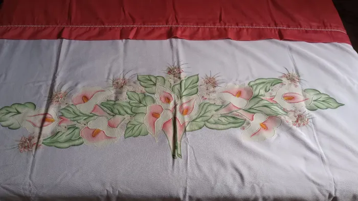 Colcha de Cama solteiro com Pintura Floral feita a mão com muita delicadeza.