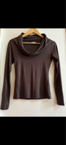Blusinha feminina de manga longa, na cor marrom, tamanho P