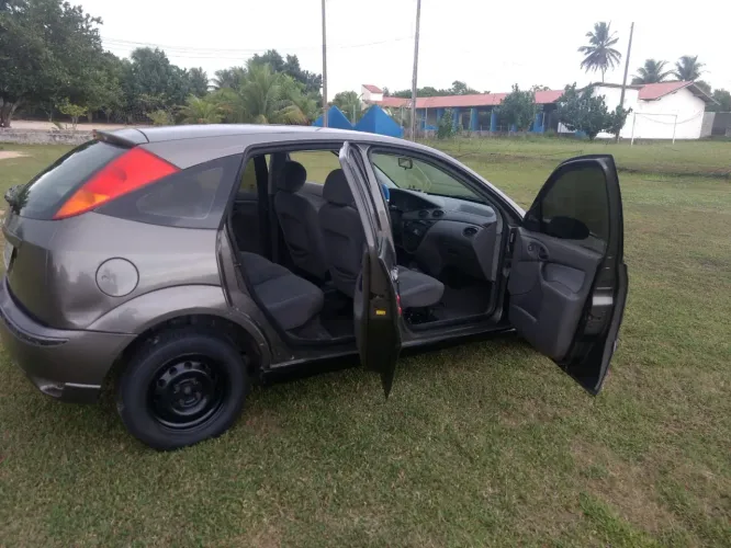 Ford Focus 1.8 16V 5P 2001