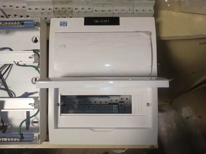 Quadro de Distribuição WEG c barramentos neutro e terra