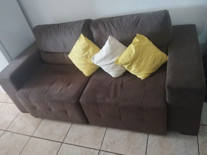 Sofá retrátil marrom