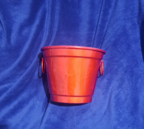 Balde de gelo vermelho