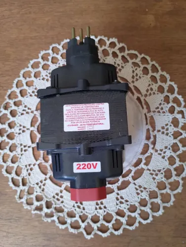AUTOTRANSFORMADOR FIOLUX PREMIUM 110 V/220V/ -500VA (COM CAIXA ORIGINAL).
