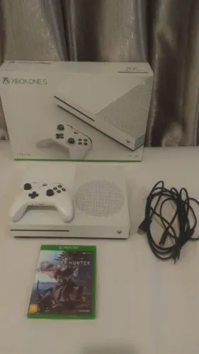 Console Xbox one s 1 tb 1 controle e jogo Monster Hunter world