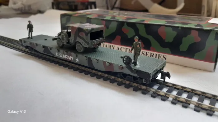 Miniatura Trem Militar com Veículo e Soldados