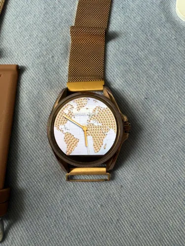 Smartwatch Michael Kors dourado com pulseira de metal