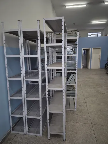 Prateleira de aço com 4 divisões ,198 altura X 92 largura X 32 de profundidade.