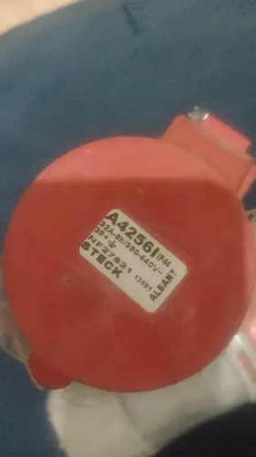 Tomada plug 32A trifásica fêmea 2pcs cor vermelha 