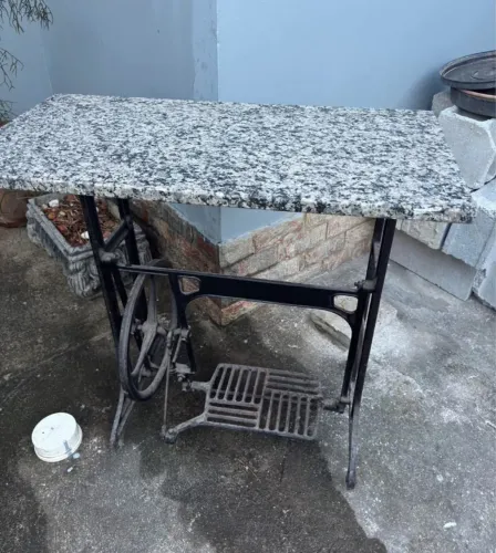 Mesa com base de máquina de costura antiga