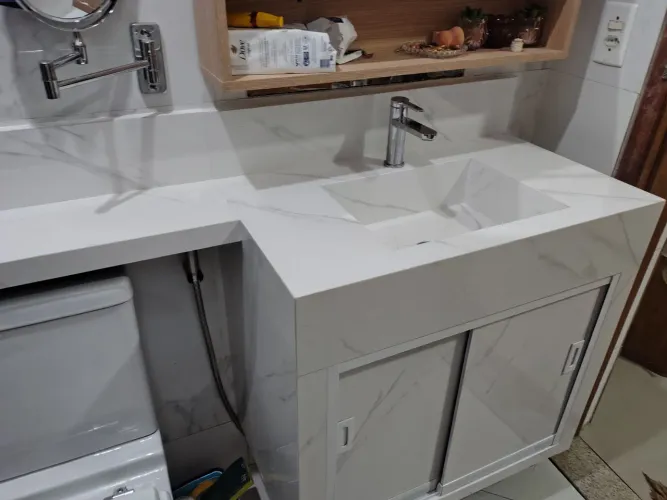 Cuba  com Armário feito em porcelanato 