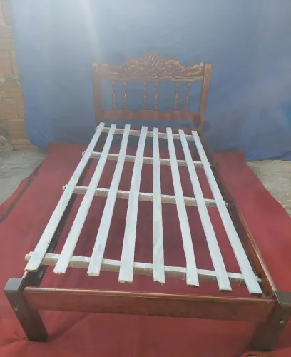 Cama de madeira Reforçada.