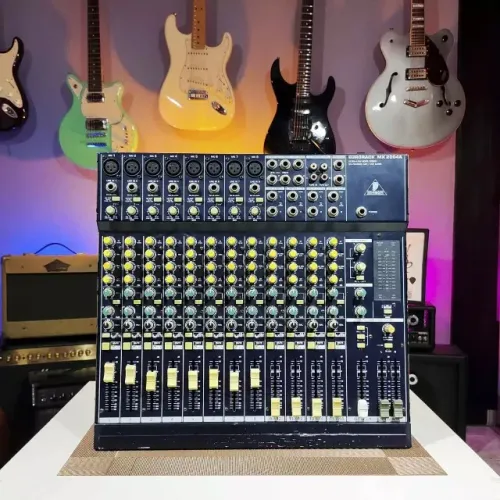 Mesa de Som Behringer Eurorack MX 2004A 16 Canais - Usada
