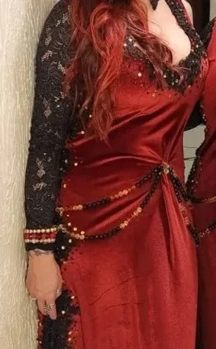 Vestido vinho e preto dança