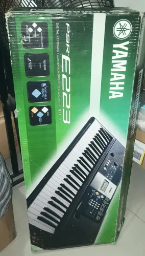 Teclado Yamaha PSR E223 novinho e completo