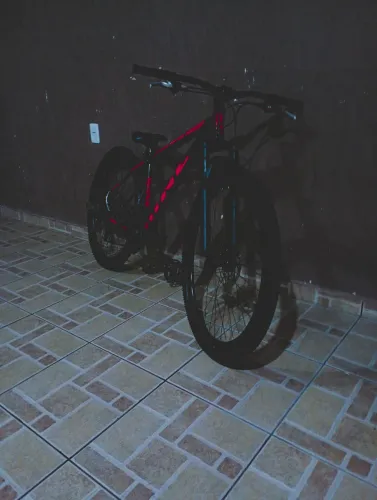 Bike muito boa para passear se divertir pneu trocados bike em bom estado 