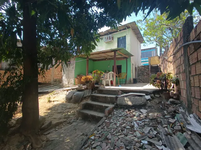 //Casa no Santo Antônio com quintal e garagem