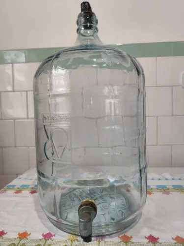 Vendo vidro antigo importado da Suécia, espessura bem grossa, capacidade de 20 litros