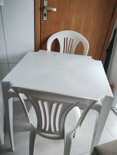 Mesa Plástica com 2 cadeiras