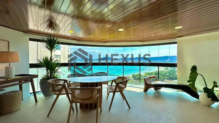 Apartamento reformado com varanda vista mar e lazer na beira mar da praia na Enseada, Guar