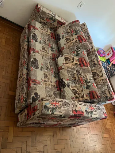 Sofá retrátil estampado retrô ( vira cama )