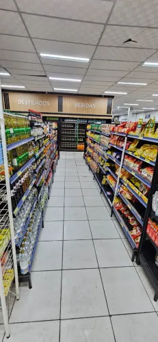 Prateleiras para mercado semi novas pretas sem nada de arranhao ou ferrugem