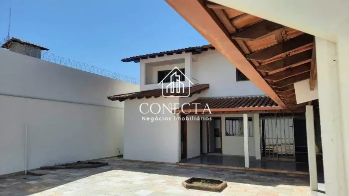 Casa estilo sobrado no Bairro Umuarama próximo UFU, com 452 m²de área construída, terreno