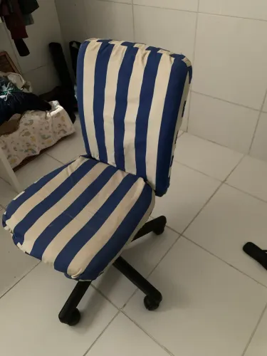 Cadeira com rodinha azul de couro com capa - Preço negociável